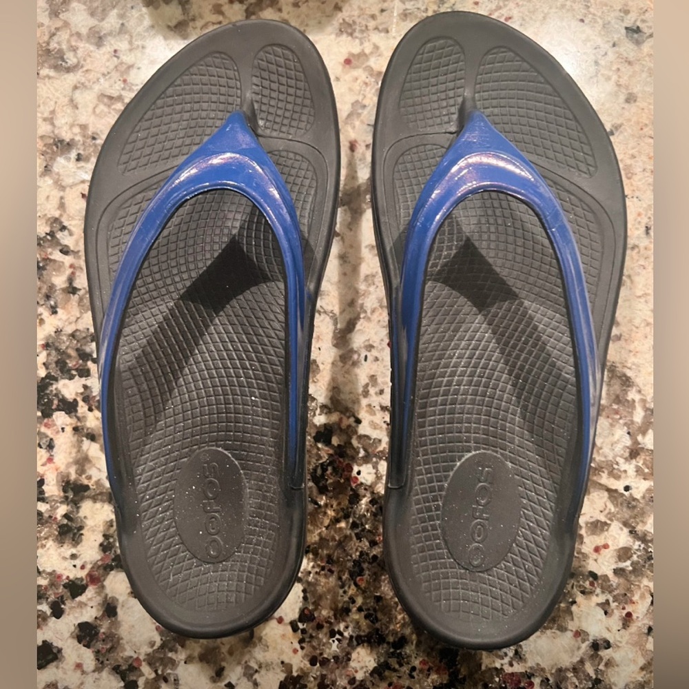 Oofos Sandal - brand new - W7